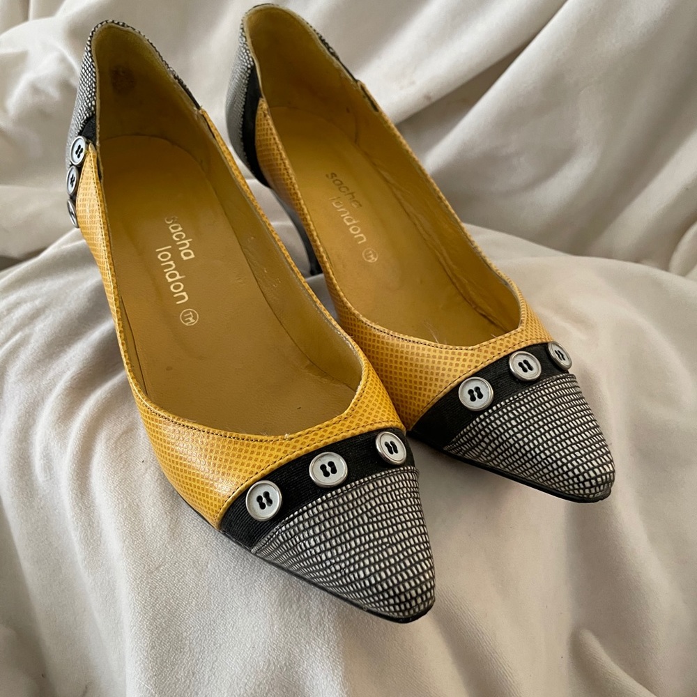 Vintage black/yellow button detail pumps